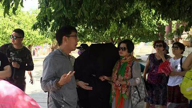 Hình ảnh Xue Chun Zhe xuyên tạc lịch sử Việt Nam khi dẫn đoàn khách Trung Quốc tham quan chùa Linh Ứng do hướng dẫn viên du lịch tiếng Trung người Việt cung cấp. Ảnh: VnExpress.