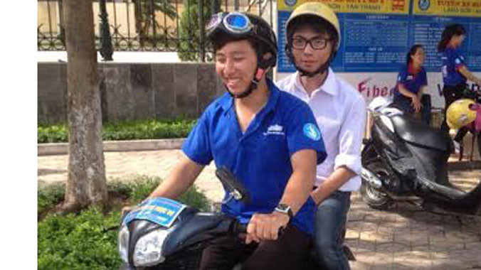 Cán bộ Tỉnh đoàn Lạng Sơn (áo xanh) trở thành “xe ôm” đưa đón thí sinh.