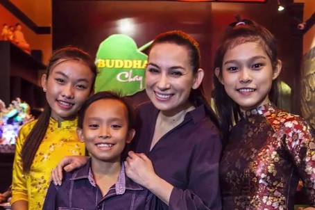 Nữ ca sĩ Phi Nhung cho rằng Hồ Văn Cường còn quá nhỏ để nổi tiếng và mong khán giả đừng làm "hư" em.