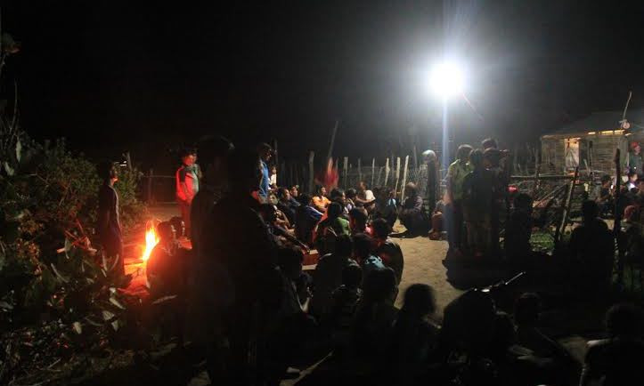 Người dân xã Chư Gu chia buồn cùng gia đình nạn nhân.