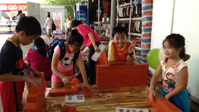 Thiếu nhi tham gia sân cơi miễn phí, trải nghiệm làm nghề thợ xây dựng tại ngày hội.
