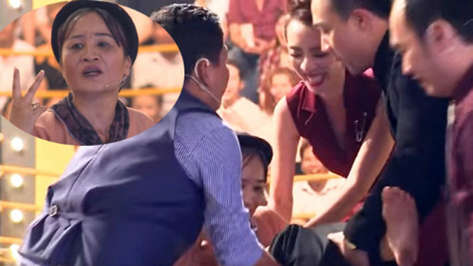 Các HLV Trấn Thành, Thu Trang, Đức Thịnh khiêng thí sinh Lê Thị Dần ra khỏi sân khấu.