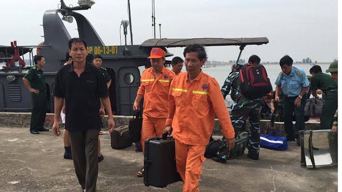 Lực lượng cứu hộ trở về từ hiện trường máy bay Su30 MK2 gặp nạn.