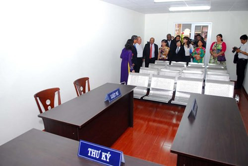 Phòng xử Tòa Gia đình và người chưa thành niên có sự khác biệt so với các phòng xử án hiện hữu.