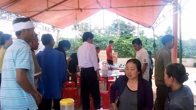 Gia đình tổ chức tang lễ cho nạn nhân.