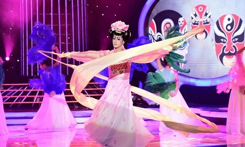 Màn hóa thân của Phan Ngọc Luân trong chương trình Gương mặt thân quen tối 11/6.