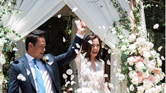 Ngọc Thúy bất ngờ chia sẻ hình ảnh đám cưới với chồng luật sư tại Mỹ.