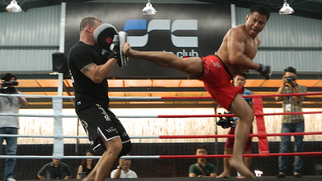 Xem nhà vô địch thế giới Cung Le luyện tập võ thuật tại TPHCM