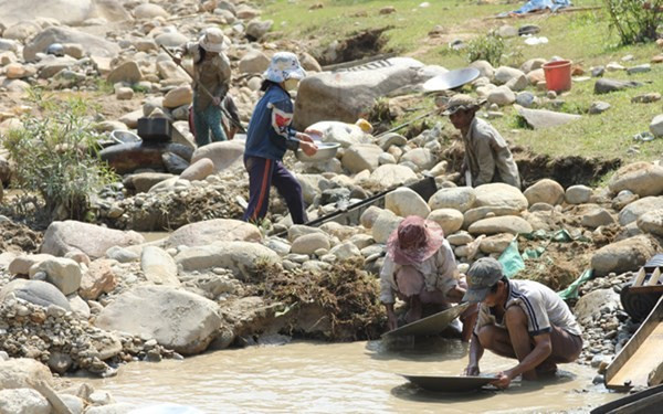Người dân đãi vàng trái phép tại Tây Trà.