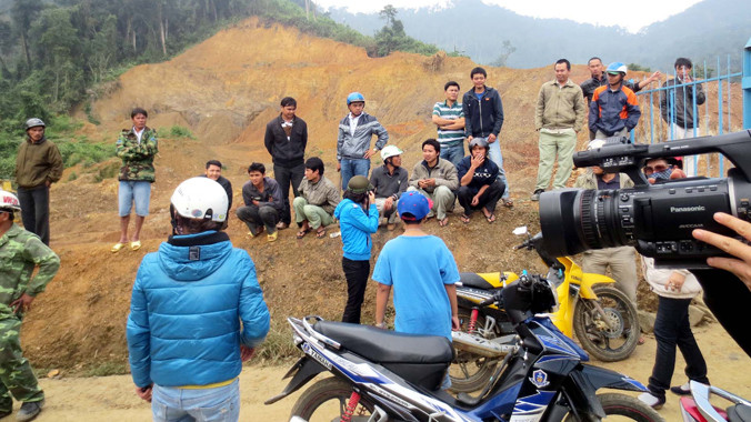 Người dân bao vây siết nợ nhà máy vàng Phước Sơn hồi tháng 12/2013