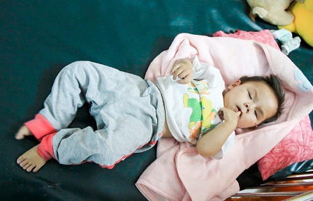 Đứa trẻ tội nghiệp bị người thân vứt bỏ trước cổng chùa.