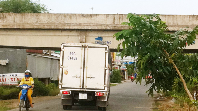 Đường vào gầm cầu Vĩnh Hưng không có biển báo đường rẽ tránh