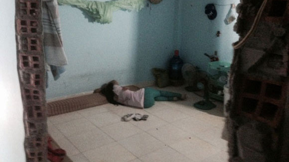 Bé Tr. trong căn phòng trọ bị hai nam thnanh niên giở trò đồi bại