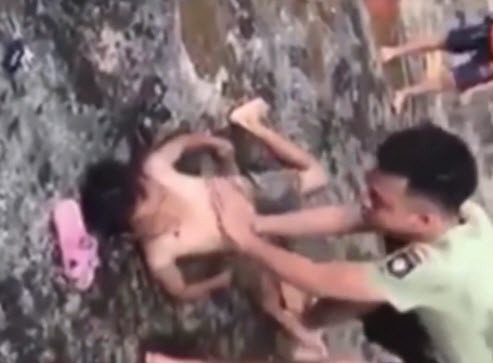 Xúc động cảnh hạ sĩ công an trẻ cứu sống cậu bé bị ngạt nước