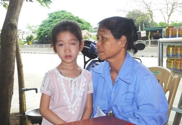 Bé gái lớp 1 bị phi thước kẻ mù mắt, ngày 16/5 tới tòa sẽ xử