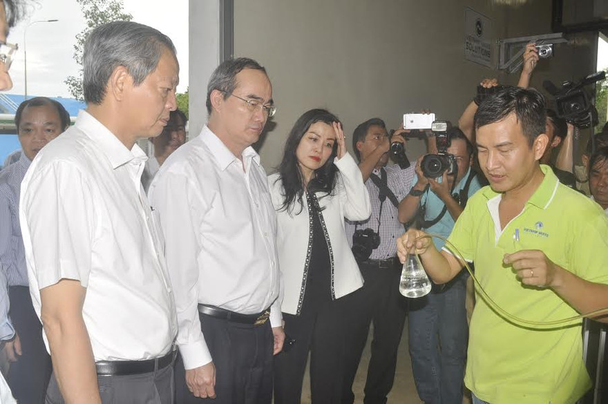 Ông Nguyễn Thiện Nhân thị sát các quy trình xử lý rác thải của VWS.