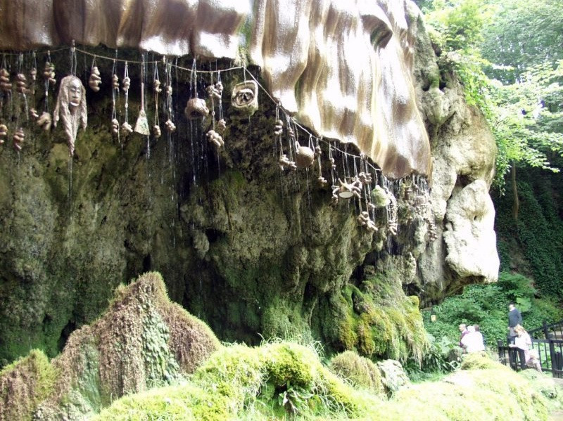 Kỳ lạ ‘Giếng nước bị nguyền rủa’ có thể hoá đá mọi vật