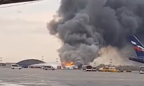 Chiếc Sukhoi Superjet SSJ-100 bốc cháy trên đường băng. Ảnh cắt từ video.