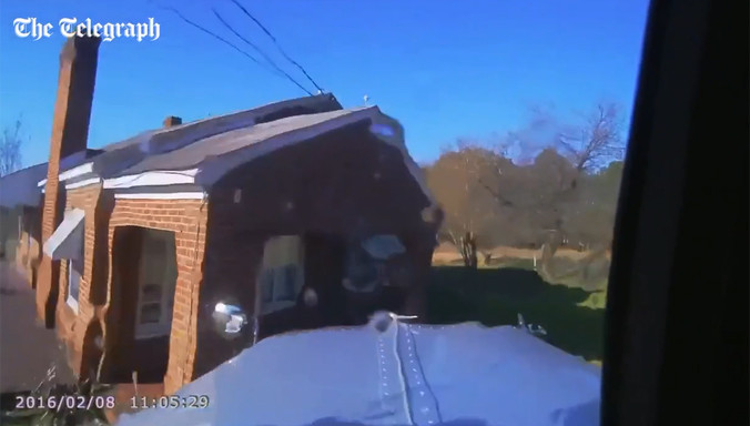 Hãi hùng khoảnh khắc xe tải mất lái lao vào nhà ven đường