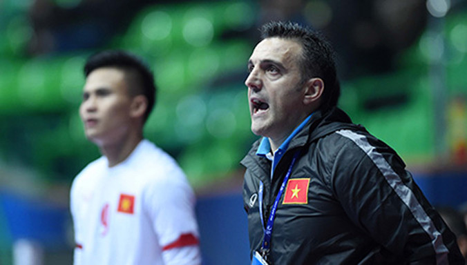 HLV Bruno Garcia quyết tâm mang tấm HCĐ lịch sử về cho futsal Việt Nam. Ảnh: Quang Thắng.