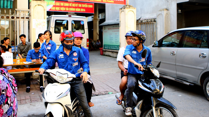 Sinh viên tình nguyện “cứu nguy” sĩ tử