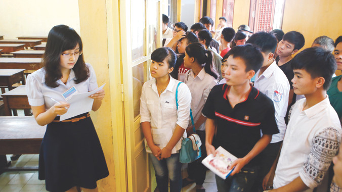 Giám thị coi thi đang đọc số báo danh kiểm tra trước ngày thi chính thức (ảnh chụp sáng 3/7 tại trường ĐH Thủy Lợi). Ảnh: như ý 