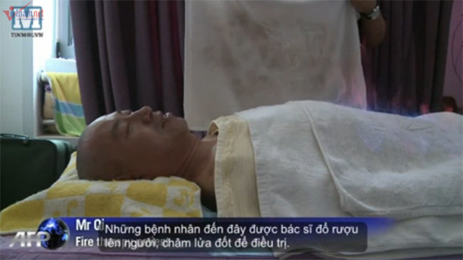 Chữa bệnh bằng cách đổ cồn lên người rồi... đốt