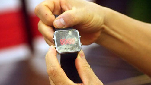 Chiếc đồng hồ lạ phát hiện tại Học viện Cảnh sát nhân dân. Ảnh: H.Phan