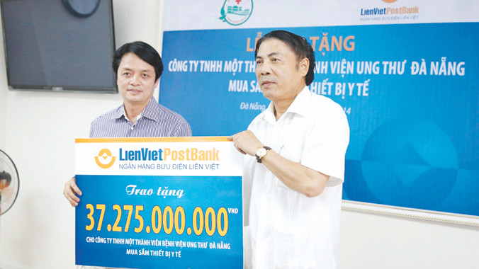 Trao tặng 37 tỷ đồng cho BV Ung thư Đà Nẵng - LienVietPostBank luôn cam kết đóng góp vì cộng đồng