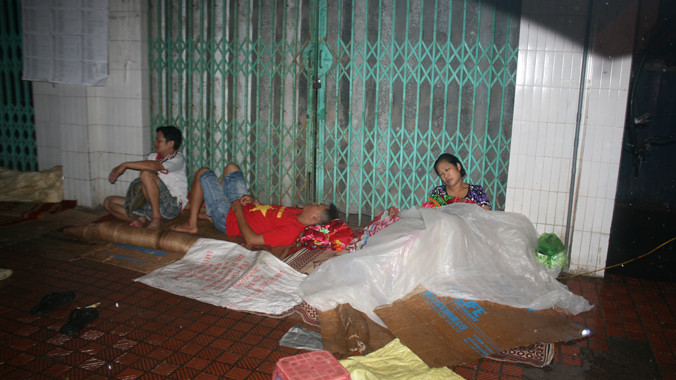 Hàng trăm người dân một tuần nay ngủ đêm trông chợ