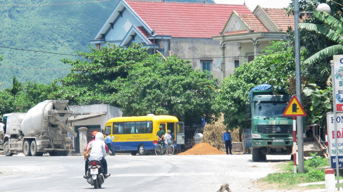 Các doanh nghiệp đòi hỏi sự công bằng khi qua trạm cân (Trong ảnh: Trạm cân tại Kỳ Anh - Hà Tĩnh cả buổi chỉ xử lý 2 xe nhưng đến trưa lại tháo khoán cho hàng trăm xe). Ảnh: Sỹ Lực 
