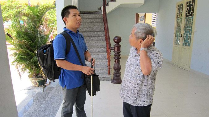 Phú được các phật tử chùa Pháp Lâm hướng dẫn nơi ăn, ở. ảnh: Thanh Trần