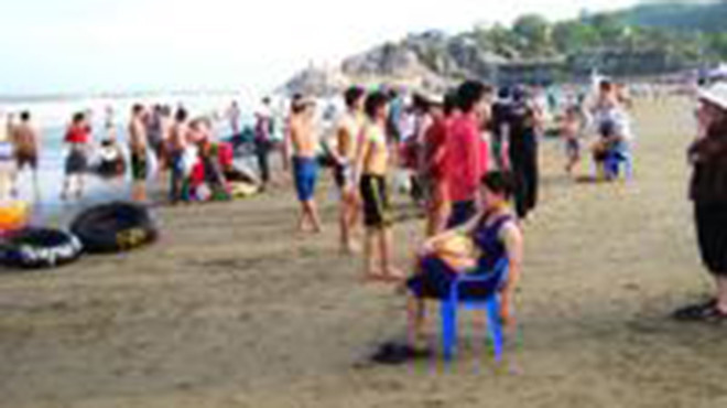 Bãi biển Sầm Sơn – Thanh Hóa đang trong mùa cao điểm du lịch, du khách khi đến đây cần phải cảnh giác đề phòng nạn trộm cắp.