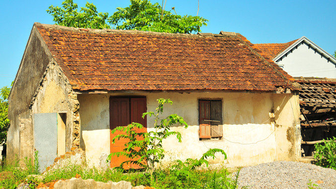 Cám cảnh căn nhà thủ lĩnh Truông Bồn. Ảnh: Quang Long