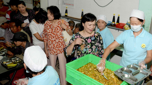 Phu nhân Chủ tịch nước xếp hàng nhận suất ăn tại quán Nụ cười 1. Ảnh: P.Đ