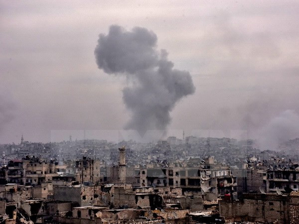 Khói bốc lên sau khi lực lượng Chính phủ Syria không kích các mục tiêu của quân nổi dậy trên đường tiến vào Karm al-Jabal để giải phóng Aleppo ngày 5/12. (Nguồn: AFP/TTXVN)