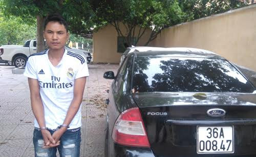 Đối tượng Công và chiếc xe chở người trốn đi nước ngoài trái phép. Ảnh: Công an Thanh Hóa