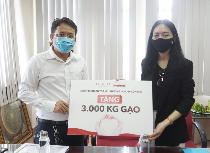 Đại diện công ty thời trang Eva de Eva trao tượng trưng 3.000kg gạo cho báo Tiền Phong
