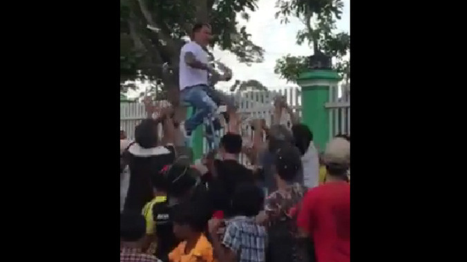 Đại gia Trà Vinh rải tiền gây náo loạn ngày rằm