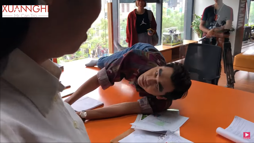 Xuân Nghị phải giả dại hòng giúp Nhiên câu giờ trong "Nhà trọ Balanha"