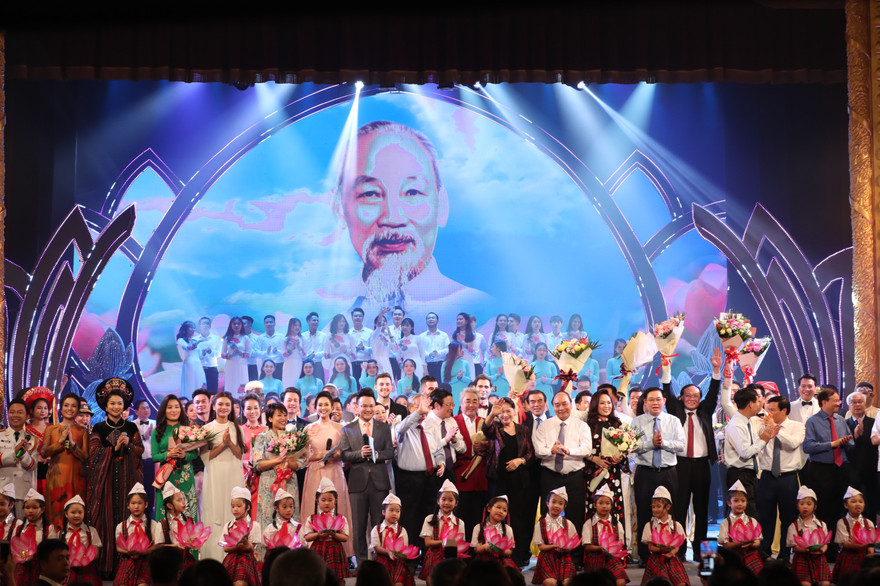 Chương trình "Dâng Người tiếng hát mùa xuân" diễn ra tối 17/5 tại Nhà hát Lớn