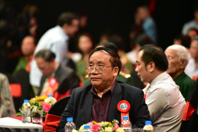 Nhà thơ Trần Đăng Khoa kể lại kỷ niệm tặng thơ Bác Hồ. Ảnh: VTV3