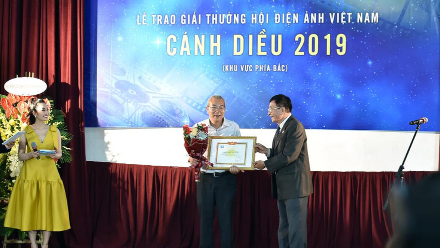 NSƯT đạo diễn Nguyễn Danh Dũng nhận giải Phim truyền hình và đạo diễn xuất sắc. Ảnh: HOÀNG MẠNH THẮNG