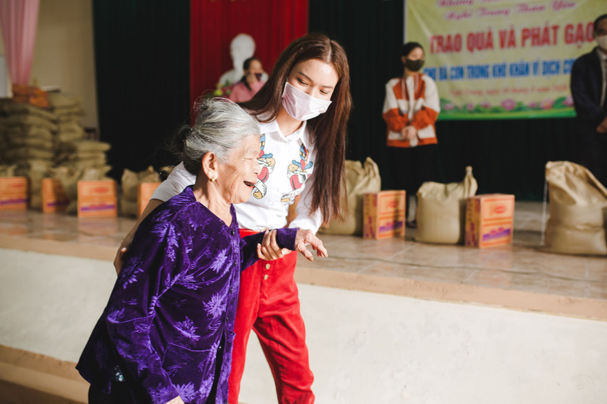 Phạm Phương Thảo về quê tặng quà và tiền hỗ trợ gia đình khó khăn. Ảnh: Long Trần