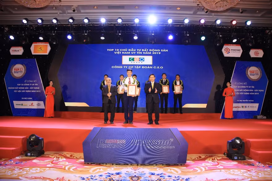 Tập đoàn CEO được vinh danh TOP 10 chủ đầu tư bất động sản Việt Nam uy tín Lễ công bố Top 10 Công ty uy tín ngành Bất động sản – xây dựng – vật liệu xây dựng năm 2019.