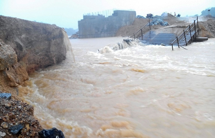 Chiếc cầu tạm trên quốc lộ 5, bị sập khiến hàng ngàn hộ dân tại các xã lân cận bị chia cắt.