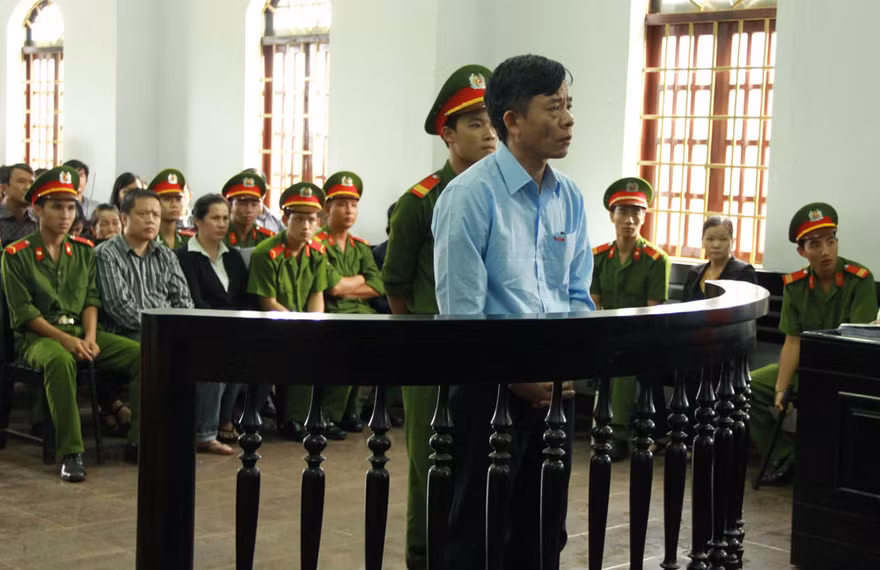 Vũ Việt Hùng kêu oan trước tòa.