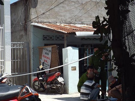 Cơ quan công an có mặt tại hiện trường để điều tra vụ việc.