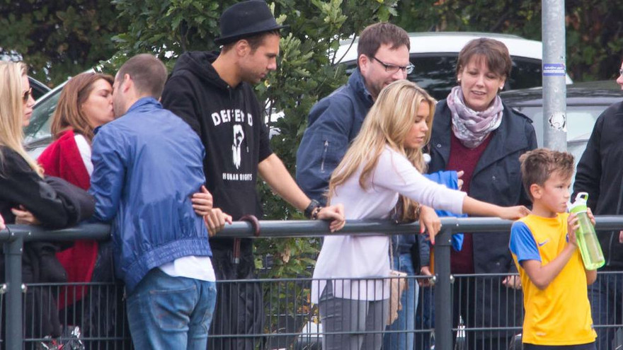 Van der Vaart thản nhiên hôn Sabia trong khi Sylvie trông con.