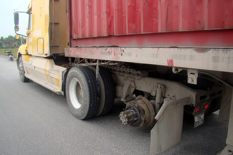 Chiếc xe container bị rơi bánh phía sau đầu kéo được đưa về cơ quan công an.